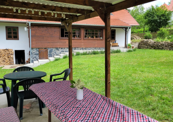 Ponúkame Vám na predaj 5-izbovú chalupu v obci Jablonka, v časti Švancarova dolina.