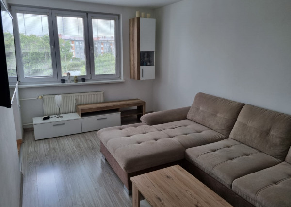 Ponúkame Vám na predaj 3-izbový byt na ulici Trenčianska cesta v Bánovciach nad Bebravou.