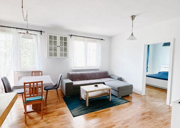 Ponúkame Vám na predaj priestranný a svetlý 2,5 izbový byt na Východnej ulici v Trenčíne na sídlisku Juh.